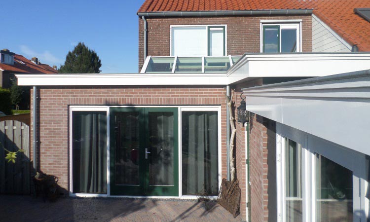 aanbouw met lichtstraat